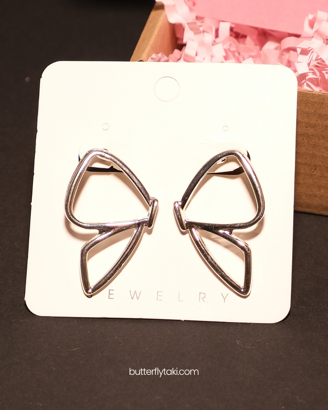 Minimalist Gümüş Renk Kelebek Tasarım Küpe | Şık ve Zarif Takı