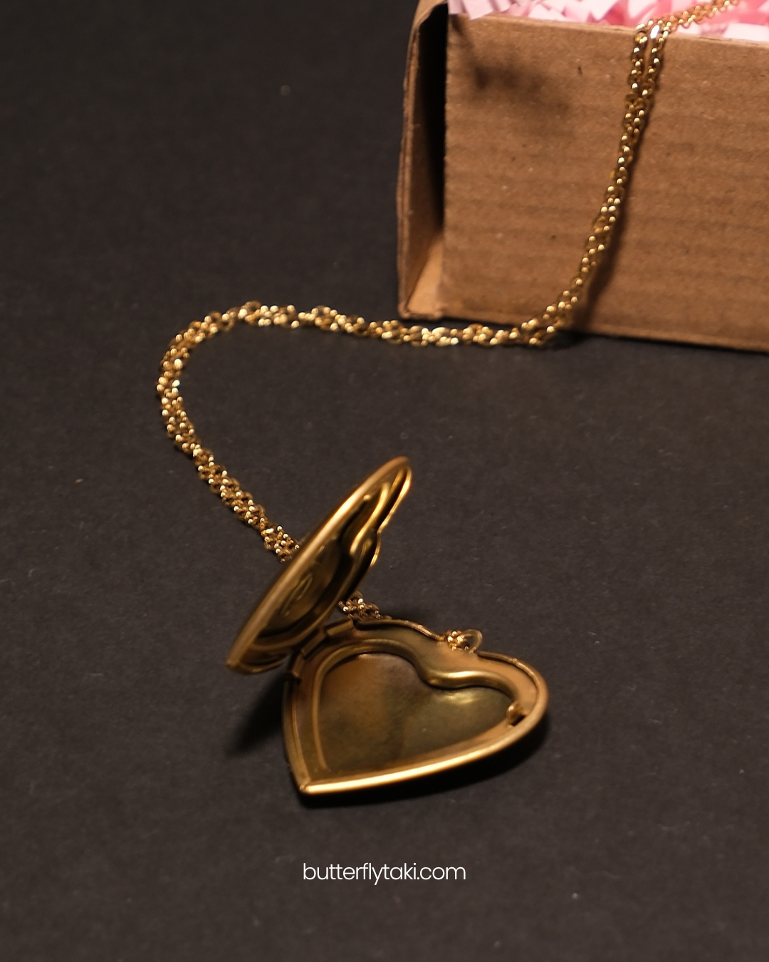 Altın Renk Kalp Şeklinde Madalyon Kolye